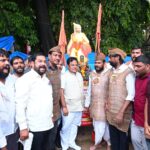 पावसात भिजत आंदोलन करणाऱ्या मराठा समाजाच्या तरुणांची आरोग्यमंत्र्यांनी घेतली भेट