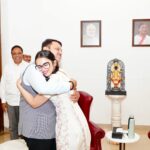 लेकराची माया अन् पित्याचा आनंद…