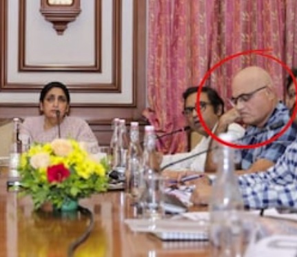 मढ्याच्या टाळूवरील लोणी खाणाऱ्या  मंत्रालयातील मिलिंद शेणॉयांची बदली