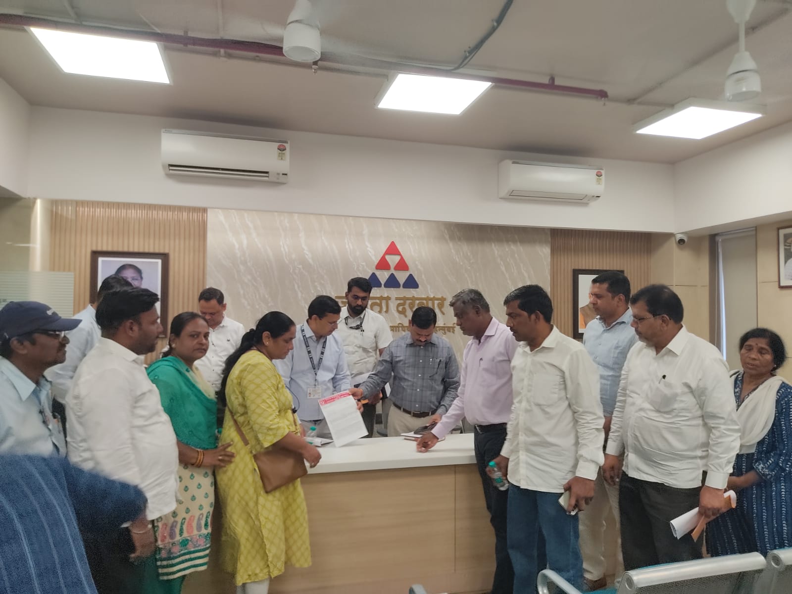   वरळीतील झोपडीधारकांचा एसआरए विरोधात एल्गार