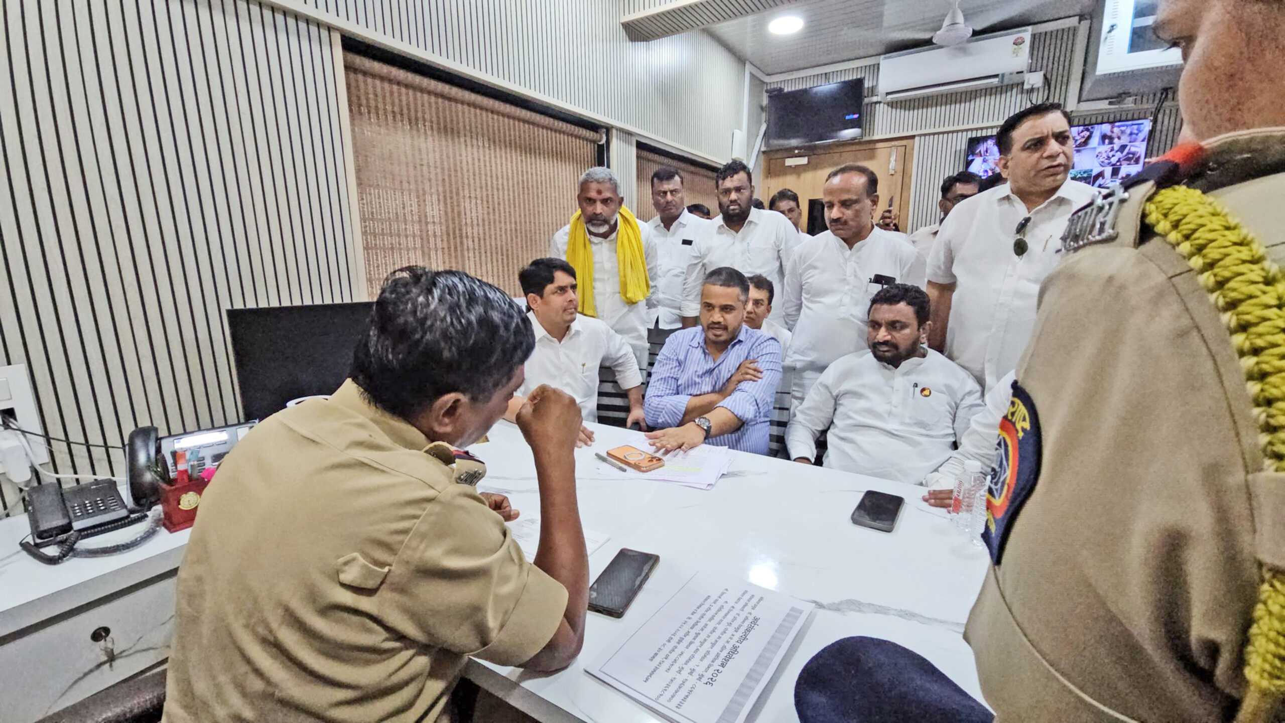 विमान कंपनीविरोधात एफआयआरसाठी  रोहीत पवारांची पोलिसस्टेशनला धडक