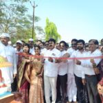 थोरांदळे गावात विश्वासराव कुटुंबाच्या वतीने प्रवेशद्वाराचा लोकार्पण सोहळा