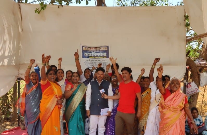 बेघर लाडक्या बहिणींचा आझाद मैदानात मोर्चा