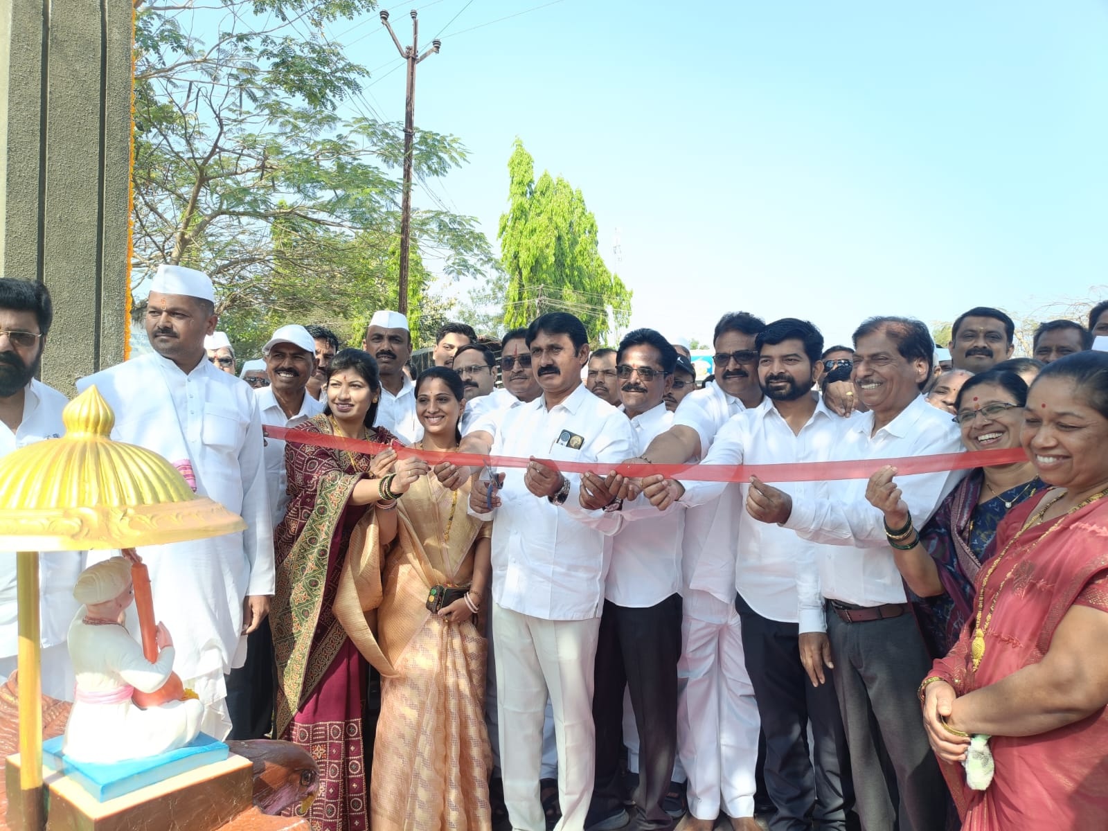 थोरांदळे गावात विश्वासराव कुटुंबाच्या वतीने प्रवेशद्वाराचा लोकार्पण सोहळा