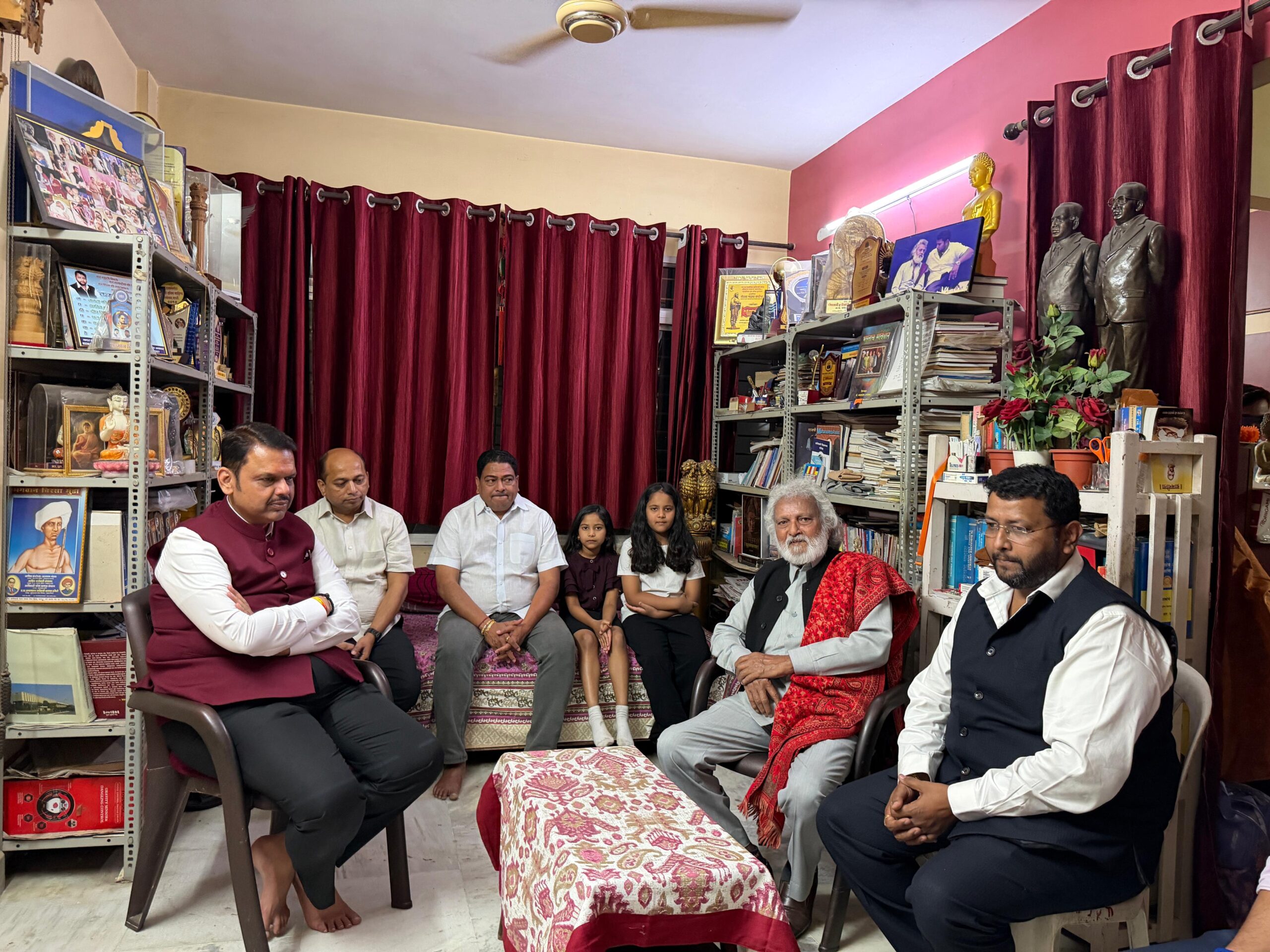 प्रा. रंजनाताई कवाडे यांच्या कुटुंबीयांची देवेंद्र फडणवीस यांनी घेतली सांत्वन भेट