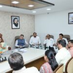 ठाण्यातील गॅस सिलेंडर पुरवठ्याचा महापौर शर्मिला पिंपळोलकर व आयुक्त सौरभ राव यांनी घेतला आढावा