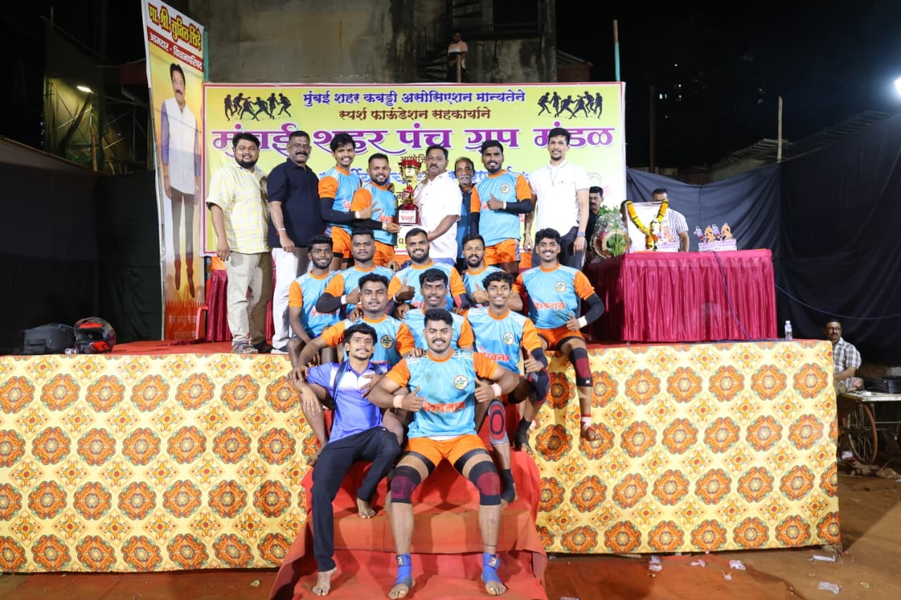 गुड मॉर्निंग स्पोर्टस् १४ वर्षाखालील गटात चषकाचे मानकरी ठरले.