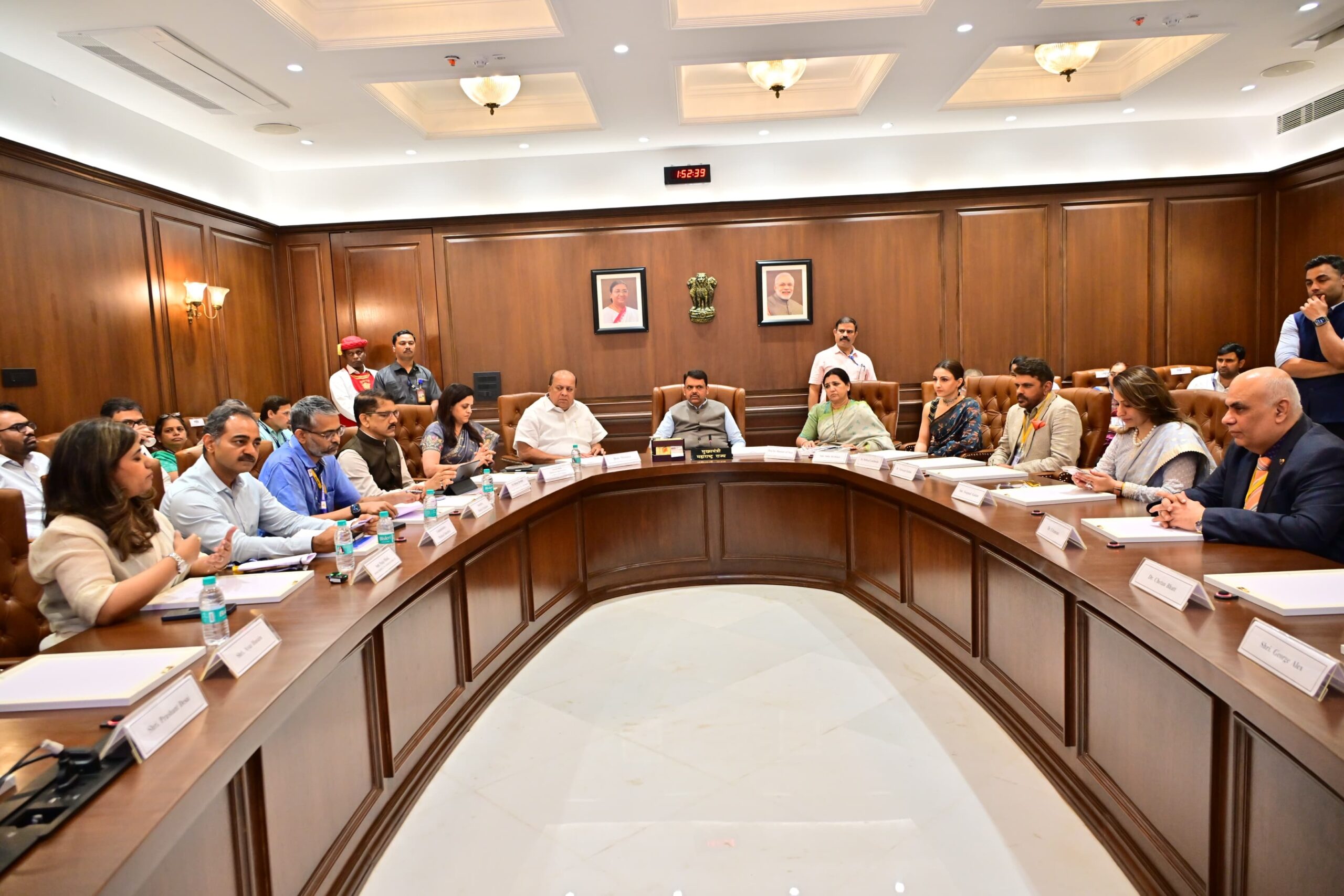 परदेशात अडकलेल्या महाराष्ट्रातील नागरिकांना सुरक्षित परत आणणार- देवेंद्र फडणवीस