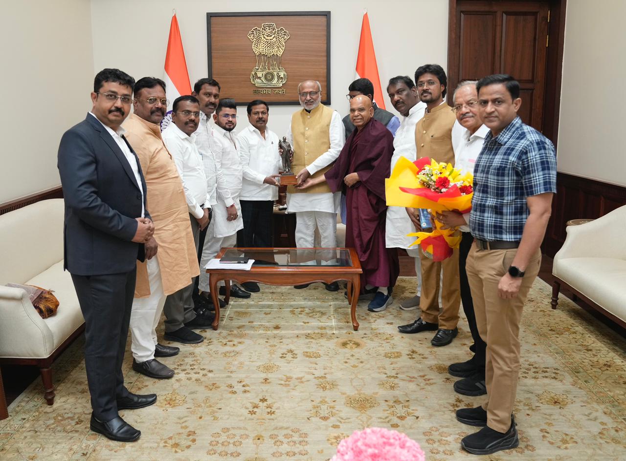 उपराष्ट्रपती सी.पी. राधाकृष्णन यांची अण्णा बनसोडे यांच्या शिष्टमंडळाने घेतली सदिच्छा भेट