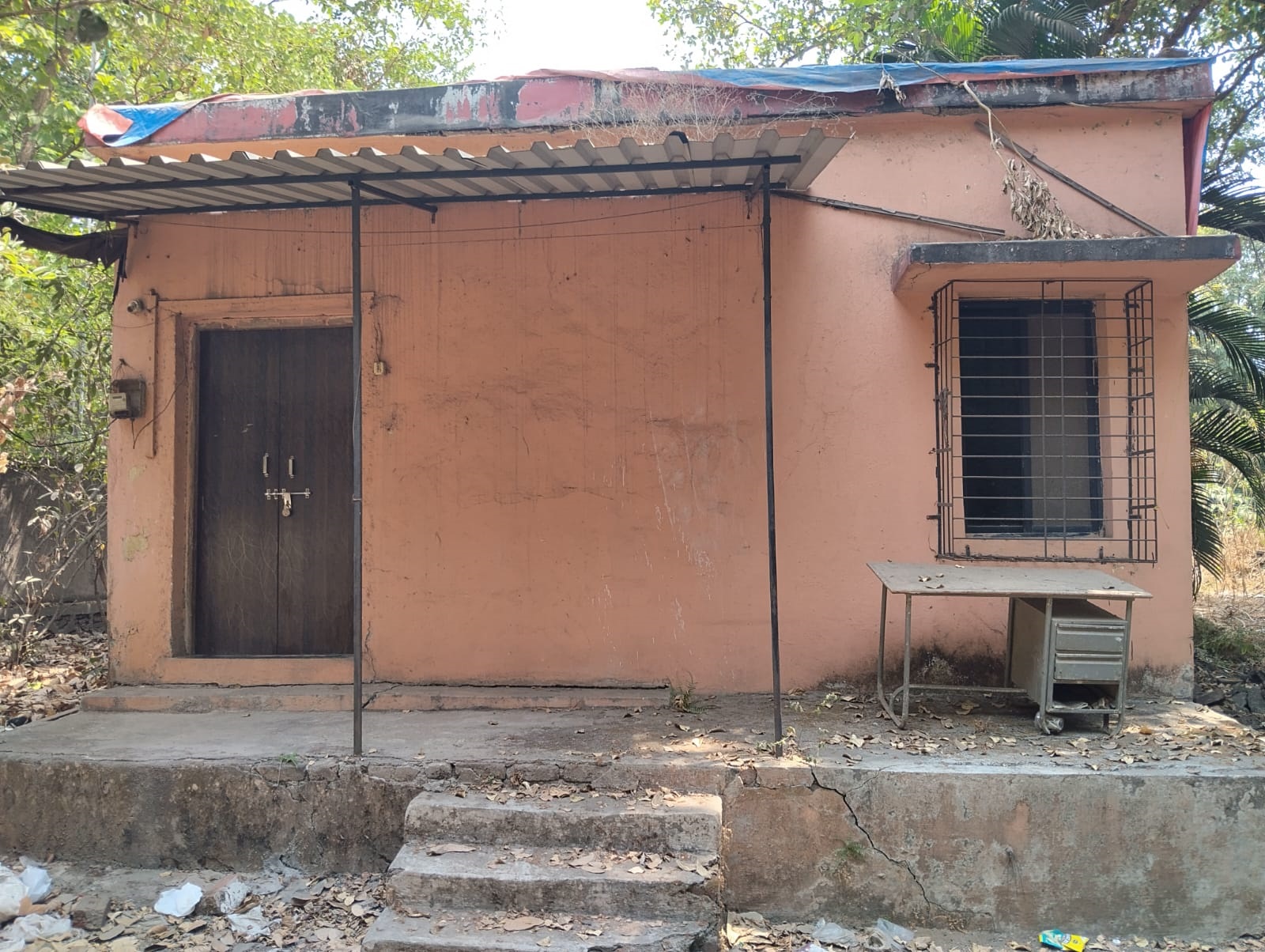 सार्वजनिक बांधकाम विभागाच्या कार्यालयाच्या परिसरात खासगी व्यक्तीला राहण्यासाठी घर