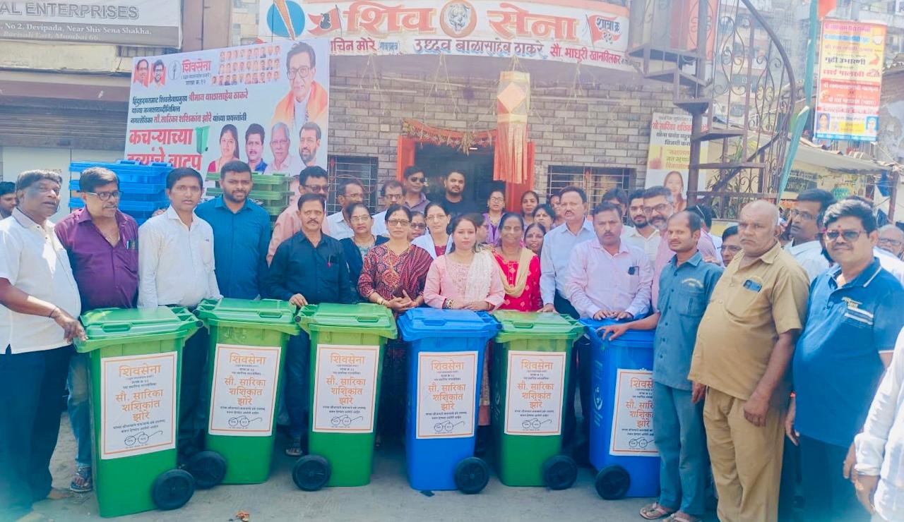  शिवसेनेने वितरित केले कचऱ्याचे डबे