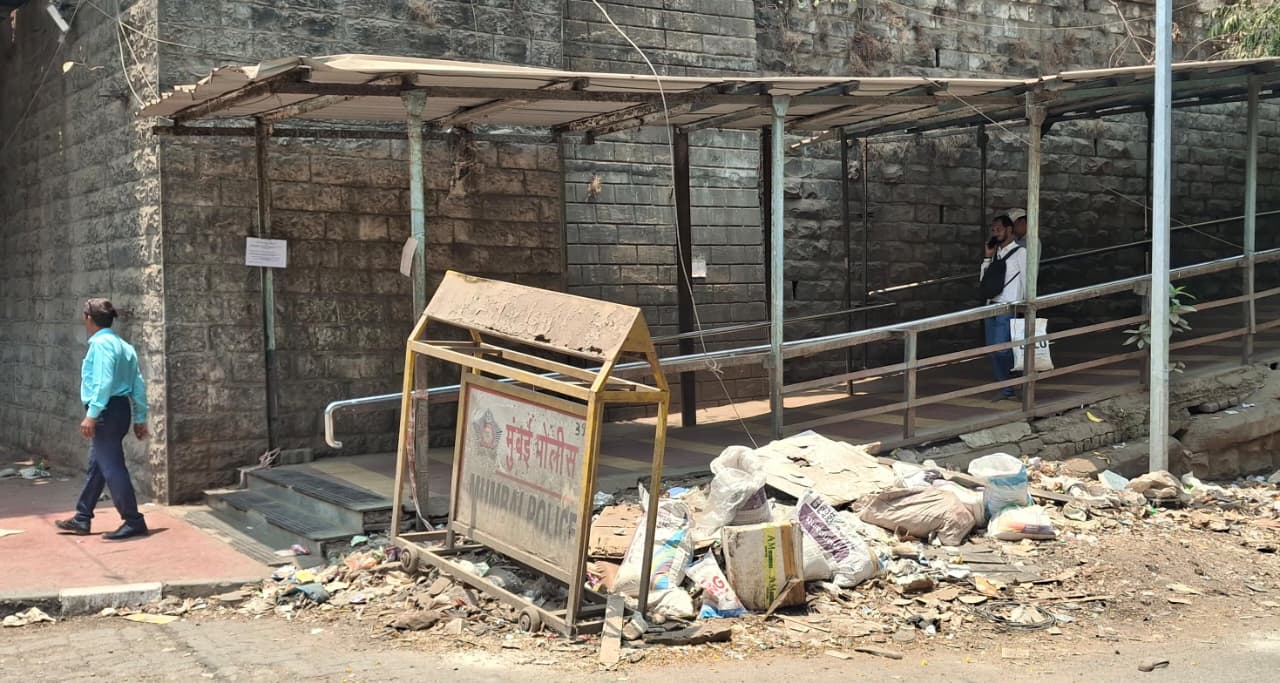 कॉटन ग्रीन रेल्वे स्टेशनबाहेर कचऱ्याचे साम्राज्य