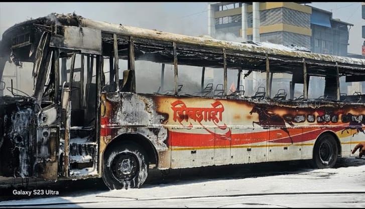 ठाण्यात एस टीची शिवशाही एसी बस भीषण आगीत जळून खाक.