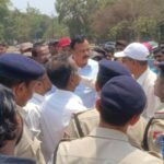  चाळ परिसरातील सुशोभीकरण व ज्येष्ठ नागरिक विरंगुळा कट्ट्यावर तोडक कारवाई