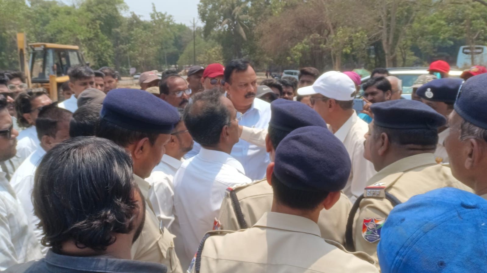  चाळ परिसरातील सुशोभीकरण व ज्येष्ठ नागरिक विरंगुळा कट्ट्यावर तोडक कारवाई