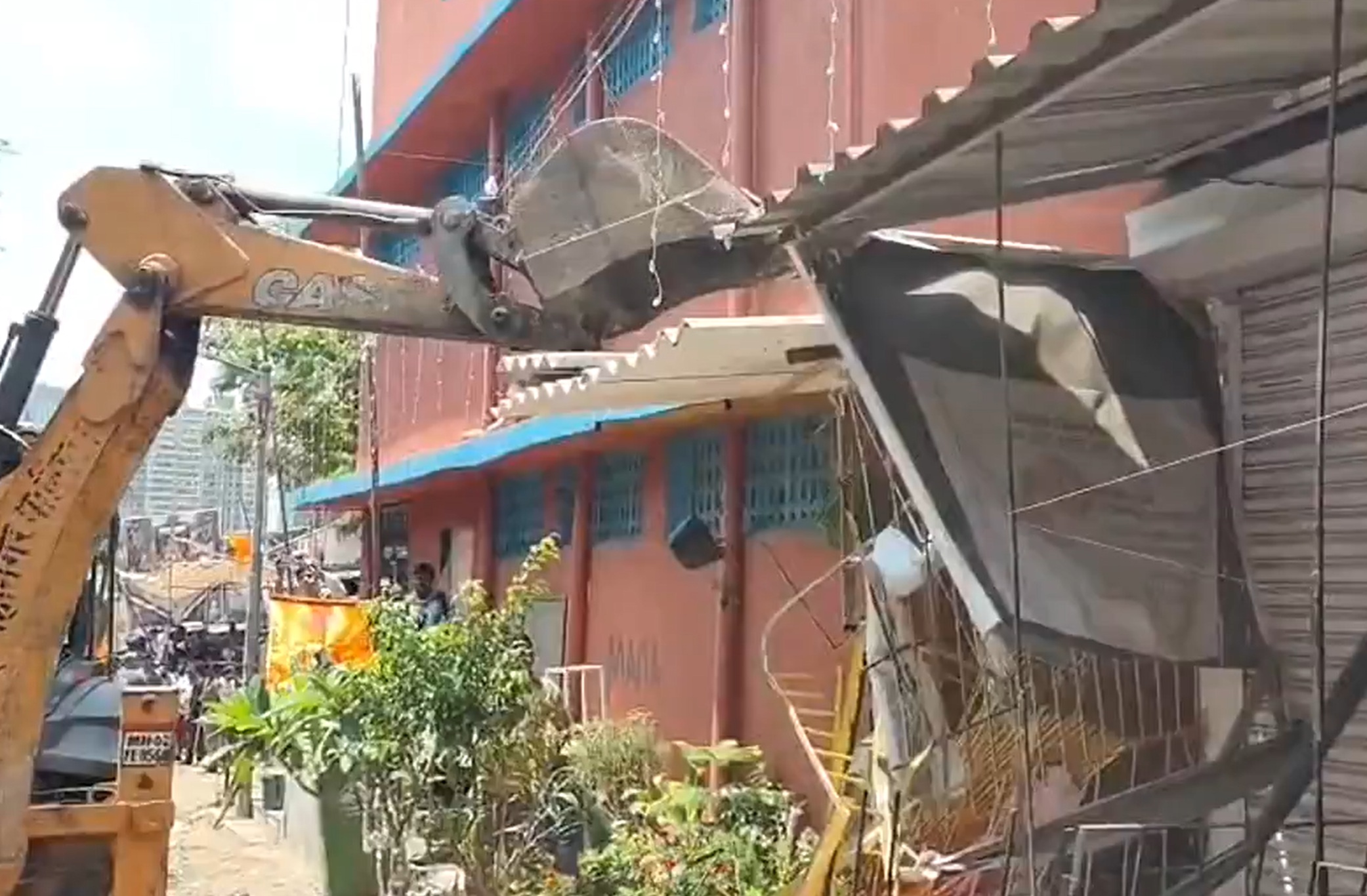 मुंबईत दंगेखोरांच्या घरावर बुलडोझर ; 8 जणांना अटक