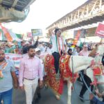 घोड्यावर बसून कल्याणमध्ये कॉंग्रेसचे मेलोडी चॉकलेट वाटप