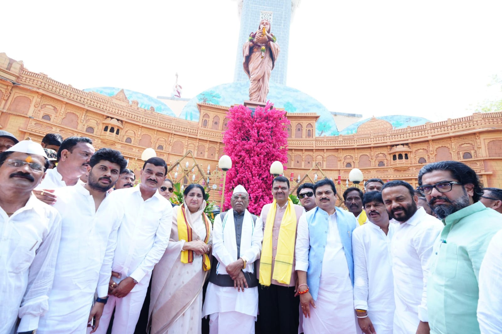पुण्यश्लोक राजमाता अहिल्यादेवी होळकर यांच्या चरणी सुनेत्रा अजित पवार नतमस्तक