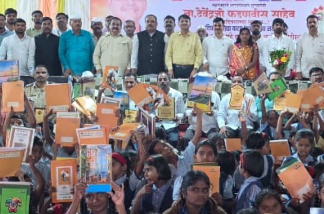 विद्यार्थी आरोग्य शिबीर वह्या वाटप, गुणवंताचा सत्कार