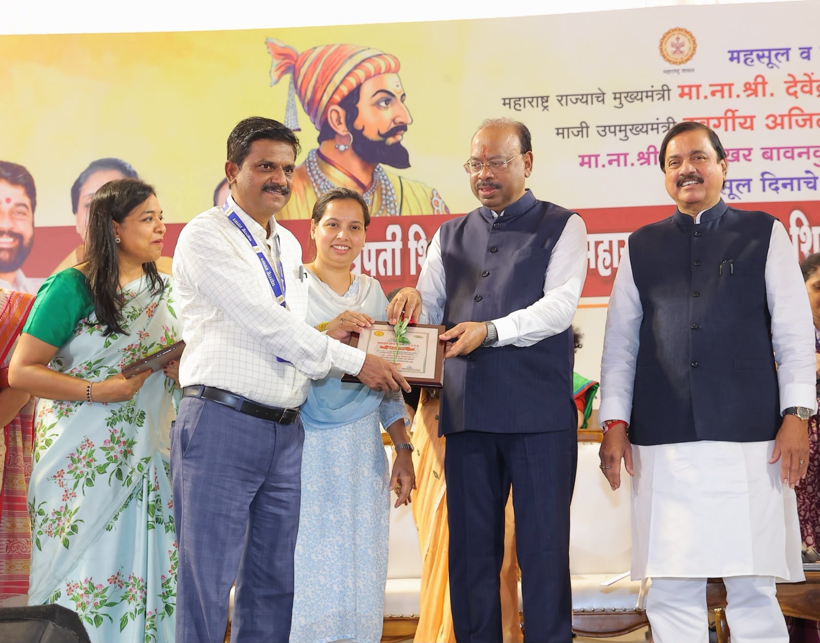 महसूल मंत्री चंद्रशेखर बावनकुळे यांच्या हस्ते उपविभागीय अधिकारी प्रकाश संकपाळ यांचा गौरव