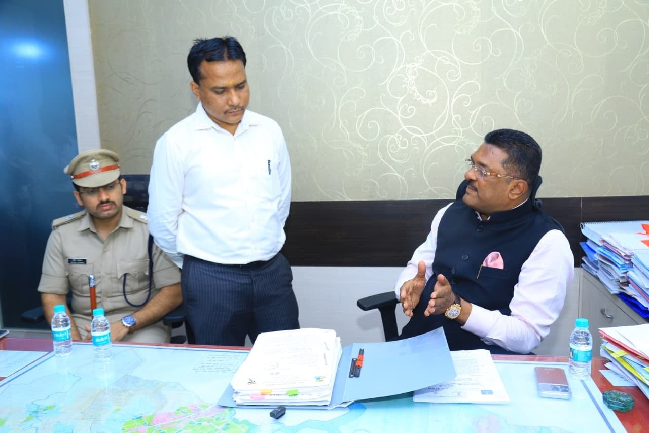 नियमबाह्य ‘सीसी’ देणाऱ्या वास्तुविशारदाची सनद कायमस्वरूपी रद्द करून संबंधितांवर गुन्हा दाखल करा