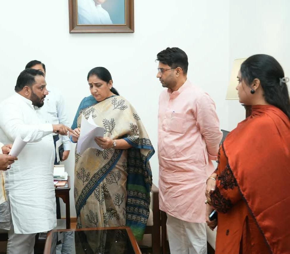 मौलाना आझाद महामंडळाच्या योजनांना गती देण्यासाठी सलीम सारंग यांनी घेतली सुनेत्रा पवार यांची भेट